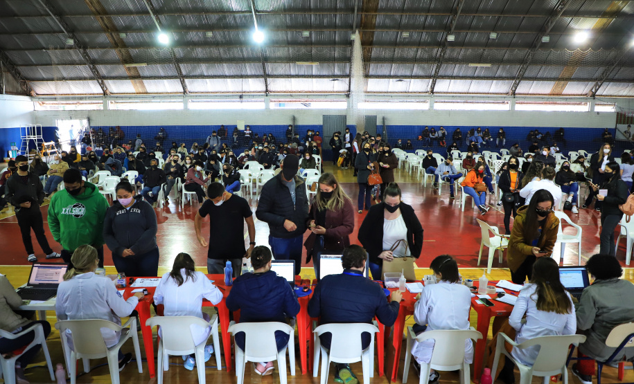 Vacinação de jovens e adolescentes contra a Covid-19 em Toledo. - Toledo 27/08/2021  -  Foto: José Fernando Ogura/AEN