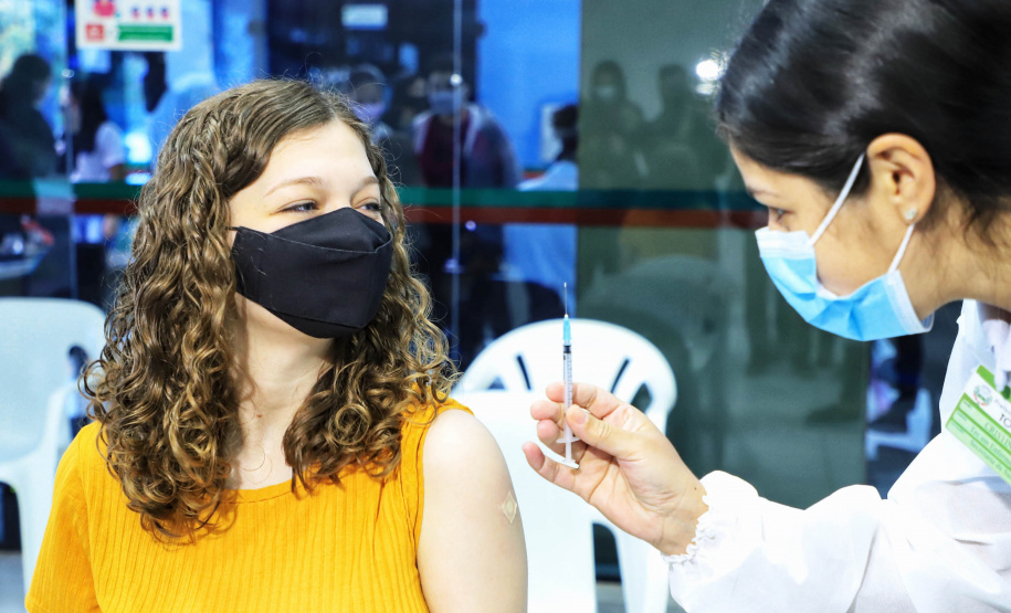 Vacinação de jovens e adolescentes contra a Covid-19 em Toledo. Na foto, Ana Cristina Santim, 17 anos, foi a primeira a receber a vacina  -  Toledo, 27/08/2021  -  Foto: José Fernando Ogura/AEN
