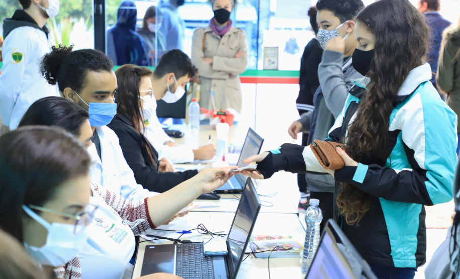 Vacinação de jovens em Toledo. Foto: José Fernando Ogura/AEN