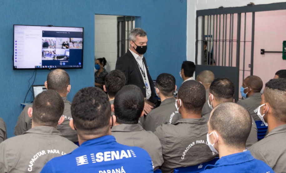 Vinte e oito presos da Penitenciária Estadual de Londrina II (PEL2) receberam seus certificados dos cursos profissionalizantes de construção civil, elétrica predial e refrigeração, ofertados à primeira turma do Projeto Capacitar para Libertar. A cerimônia de formatura ocorreu na tarde desta quinta-feira (26), em uma das salas da penitenciária. -  Londrina, 27/08/2021  -  Foto: DEPEN-PARANÁ