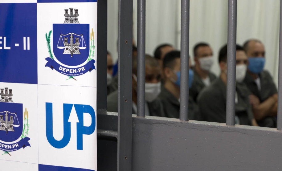 Vinte e oito presos da Penitenciária Estadual de Londrina II (PEL2) receberam seus certificados dos cursos profissionalizantes de construção civil, elétrica predial e refrigeração, ofertados à primeira turma do Projeto Capacitar para Libertar. A cerimônia de formatura ocorreu na tarde desta quinta-feira (26), em uma das salas da penitenciária. -  Londrina, 27/08/2021  -  Foto: DEPEN-PARANÁ