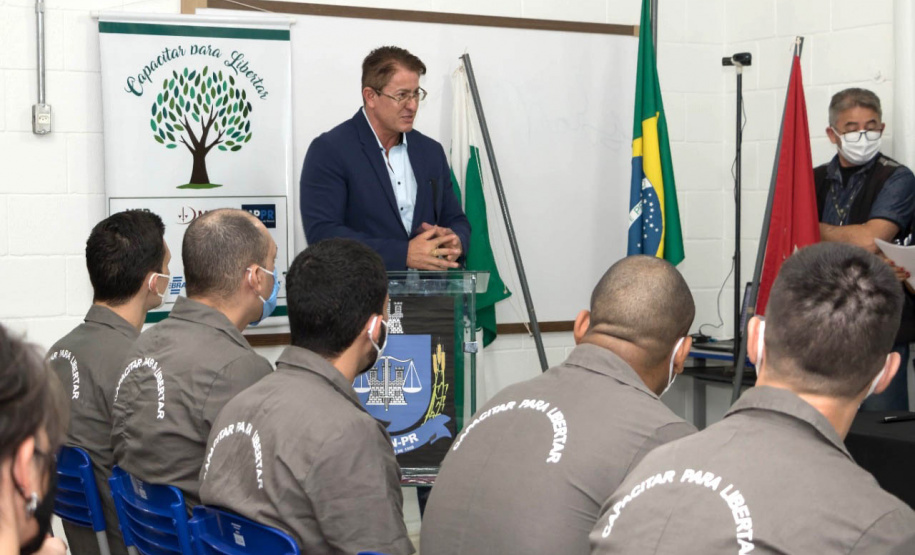 Vinte e oito presos da Penitenciária Estadual de Londrina II (PEL2) receberam seus certificados dos cursos profissionalizantes de construção civil, elétrica predial e refrigeração, ofertados à primeira turma do Projeto Capacitar para Libertar. A cerimônia de formatura ocorreu na tarde desta quinta-feira (26), em uma das salas da penitenciária. -  Londrina, 27/08/2021  -  Foto: DEPEN-PARANÁ
