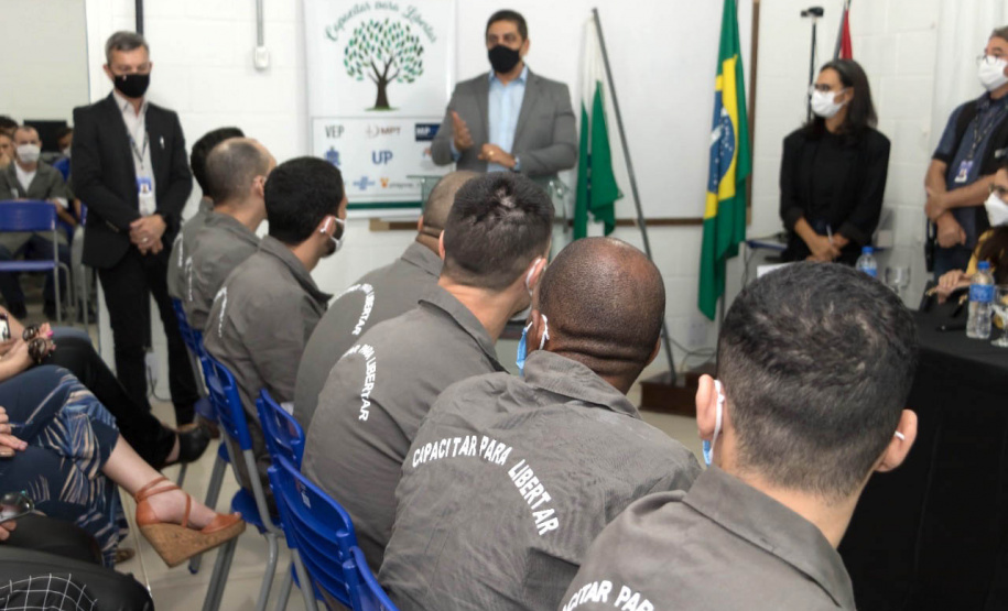 Vinte e oito presos da Penitenciária Estadual de Londrina II (PEL2) receberam seus certificados dos cursos profissionalizantes de construção civil, elétrica predial e refrigeração, ofertados à primeira turma do Projeto Capacitar para Libertar. A cerimônia de formatura ocorreu na tarde desta quinta-feira (26), em uma das salas da penitenciária. -  Londrina, 27/08/2021  -  Foto: DEPEN-PARANÁ