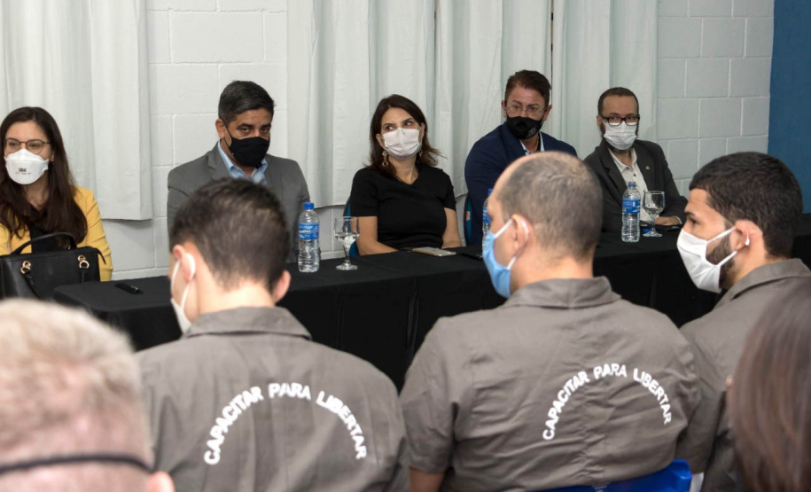 Vinte e oito presos da Penitenciária Estadual de Londrina II (PEL2) receberam seus certificados dos cursos profissionalizantes de construção civil, elétrica predial e refrigeração, ofertados à primeira turma do Projeto Capacitar para Libertar. A cerimônia de formatura ocorreu na tarde desta quinta-feira (26), em uma das salas da penitenciária. -  Londrina, 27/08/2021  -  Foto: DEPEN-PARANÁ