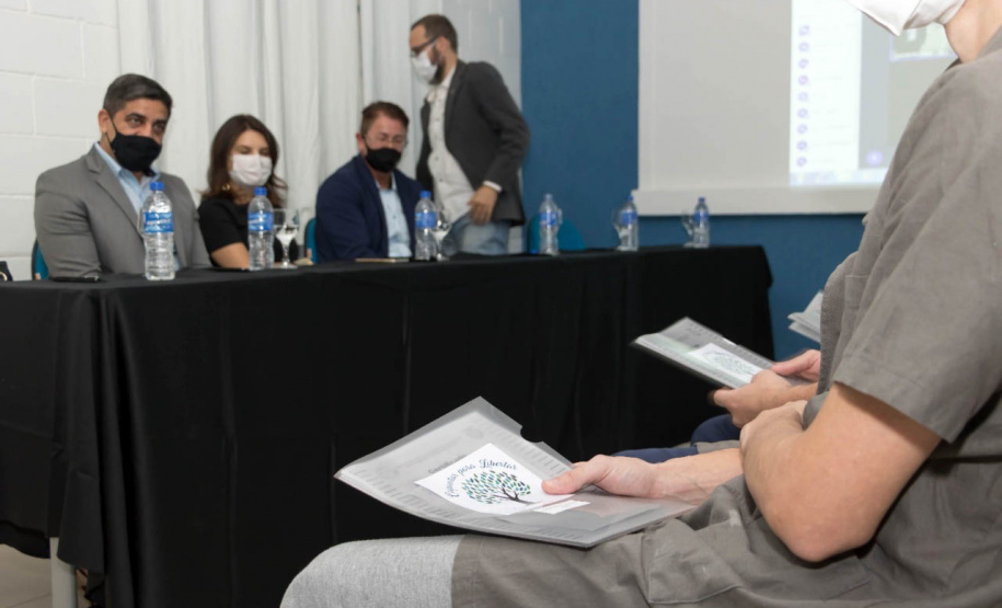 Vinte e oito presos da Penitenciária Estadual de Londrina II (PEL2) receberam seus certificados dos cursos profissionalizantes de construção civil, elétrica predial e refrigeração, ofertados à primeira turma do Projeto Capacitar para Libertar. A cerimônia de formatura ocorreu na tarde desta quinta-feira (26), em uma das salas da penitenciária. -  Londrina, 27/08/2021  -  Foto: DEPEN-PARANÁ