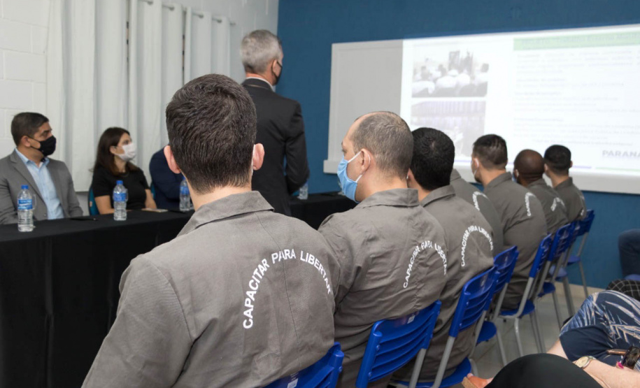 Vinte e oito presos da Penitenciária Estadual de Londrina II (PEL2) receberam seus certificados dos cursos profissionalizantes de construção civil, elétrica predial e refrigeração, ofertados à primeira turma do Projeto Capacitar para Libertar. A cerimônia de formatura ocorreu na tarde desta quinta-feira (26), em uma das salas da penitenciária. -  Londrina, 27/08/2021  -  Foto: DEPEN-PARANÁ