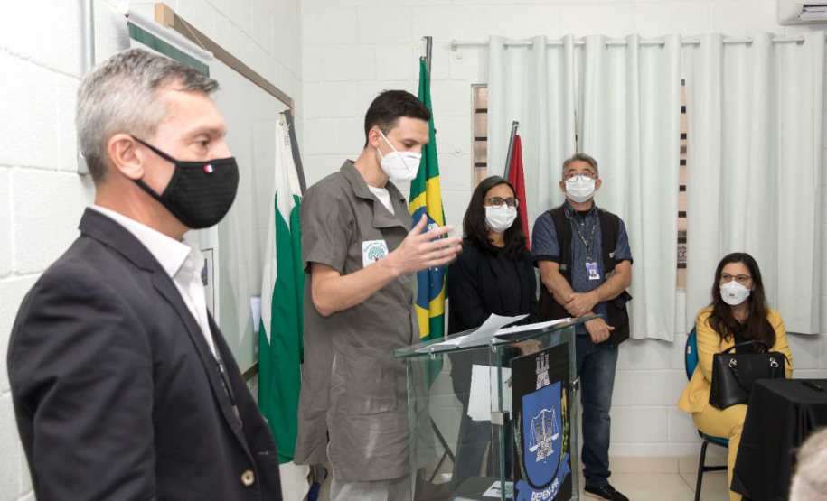 Vinte e oito presos da Penitenciária Estadual de Londrina II (PEL2) receberam seus certificados dos cursos profissionalizantes de construção civil, elétrica predial e refrigeração, ofertados à primeira turma do Projeto Capacitar para Libertar. A cerimônia de formatura ocorreu na tarde desta quinta-feira (26), em uma das salas da penitenciária. -  Londrina, 27/08/2021  -  Foto: DEPEN-PARANÁ