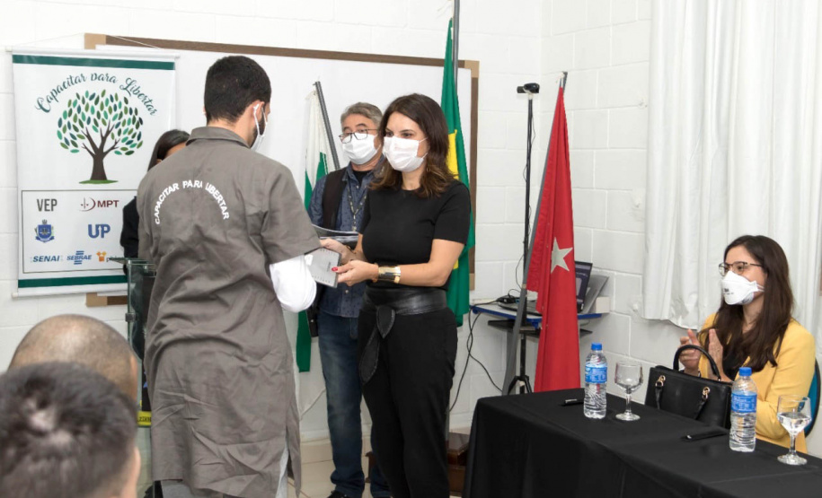 Vinte e oito presos da Penitenciária Estadual de Londrina II (PEL2) receberam seus certificados dos cursos profissionalizantes de construção civil, elétrica predial e refrigeração, ofertados à primeira turma do Projeto Capacitar para Libertar. A cerimônia de formatura ocorreu na tarde desta quinta-feira (26), em uma das salas da penitenciária. -  Londrina, 27/08/2021  -  Foto: DEPEN-PARANÁ