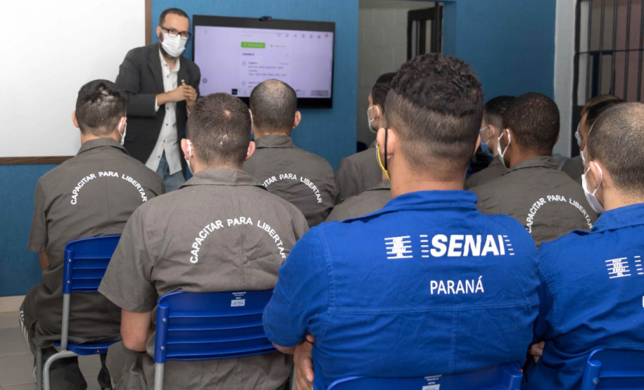 Vinte e oito presos da Penitenciária Estadual de Londrina II (PEL2) receberam seus certificados dos cursos profissionalizantes de construção civil, elétrica predial e refrigeração, ofertados à primeira turma do Projeto Capacitar para Libertar. A cerimônia de formatura ocorreu na tarde desta quinta-feira (26), em uma das salas da penitenciária. -  Londrina, 27/08/2021  -  Foto: DEPEN-PARANÁ