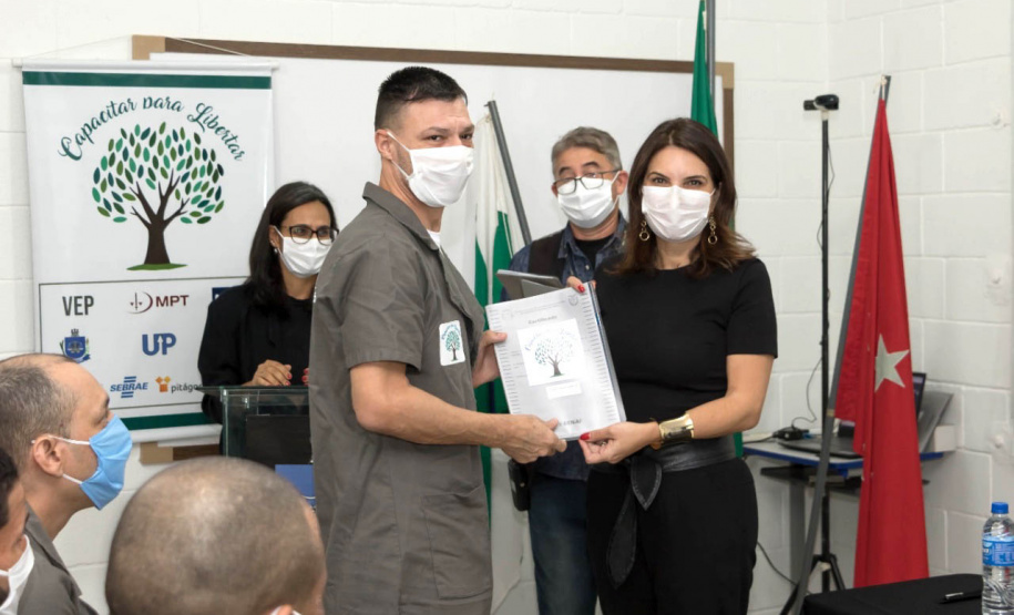 Vinte e oito presos da Penitenciária Estadual de Londrina II (PEL2) receberam seus certificados dos cursos profissionalizantes de construção civil, elétrica predial e refrigeração, ofertados à primeira turma do Projeto Capacitar para Libertar. A cerimônia de formatura ocorreu na tarde desta quinta-feira (26), em uma das salas da penitenciária. -  Londrina, 27/08/2021  -  Foto: DEPEN-PARANÁ