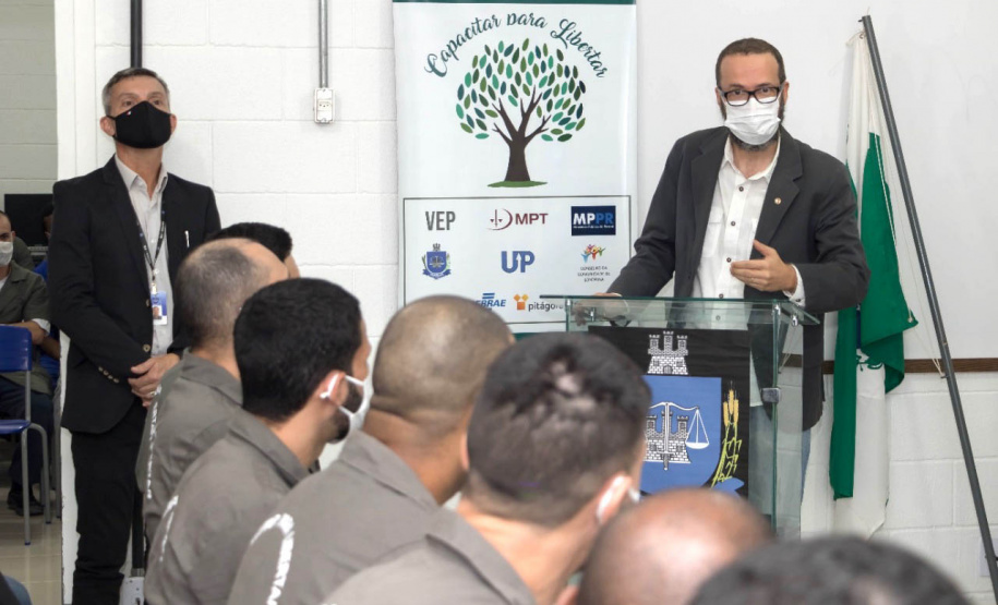 Vinte e oito presos da Penitenciária Estadual de Londrina II (PEL2) receberam seus certificados dos cursos profissionalizantes de construção civil, elétrica predial e refrigeração, ofertados à primeira turma do Projeto Capacitar para Libertar. A cerimônia de formatura ocorreu na tarde desta quinta-feira (26), em uma das salas da penitenciária. -  Londrina, 27/08/2021  -  Foto: DEPEN-PARANÁ