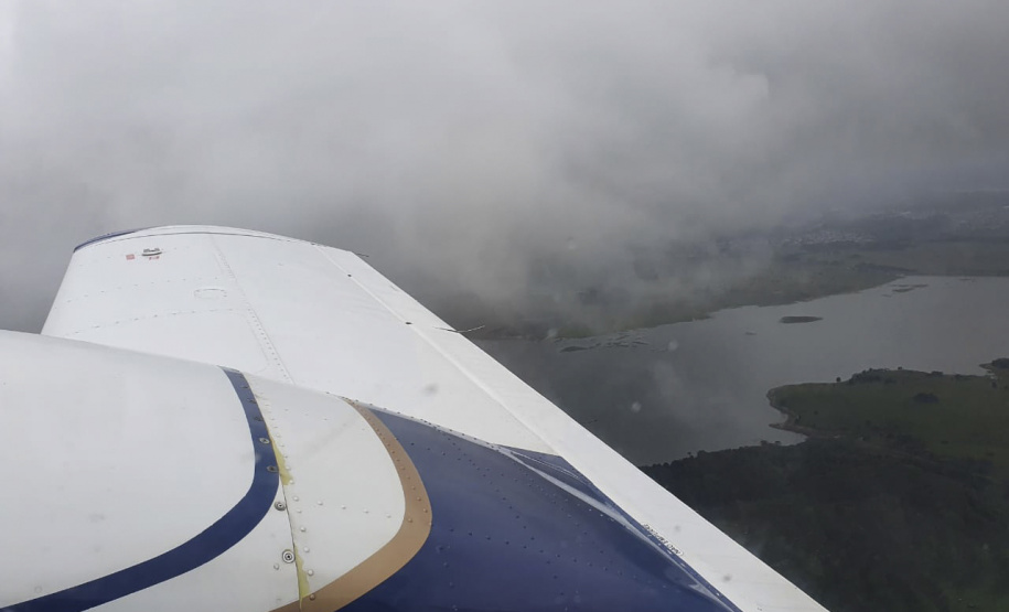 Imagens da aeronave no processo de semeadura de nuvens, realizado de dezembro a maio
. Foto: Sanepar