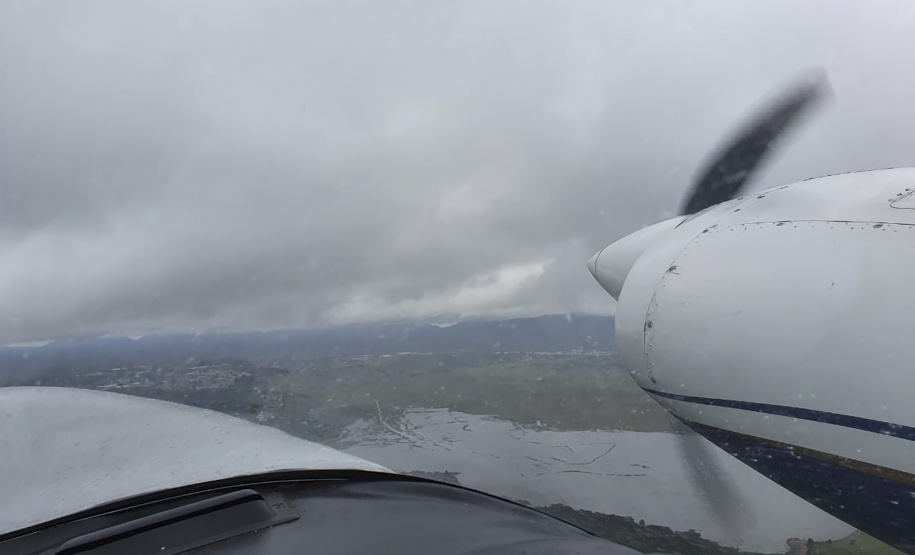 Imagens da aeronave no processo de semeadura de nuvens, realizado de dezembro a maio
. Foto: Sanepar