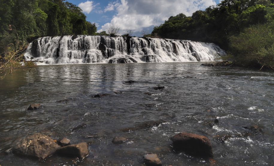 Tem praia, tem trilha, lugar para a família, cultura e aventura. Tem emoção, comida boa, rio e lagoa. Esse é um dos trechos da trilha sonora que embala a campanha de marketing da retomada do turismo no Paraná. - Na foto, Capanema - Rio Silva Jardim. Foto: José Fernando Ogura/ANPr