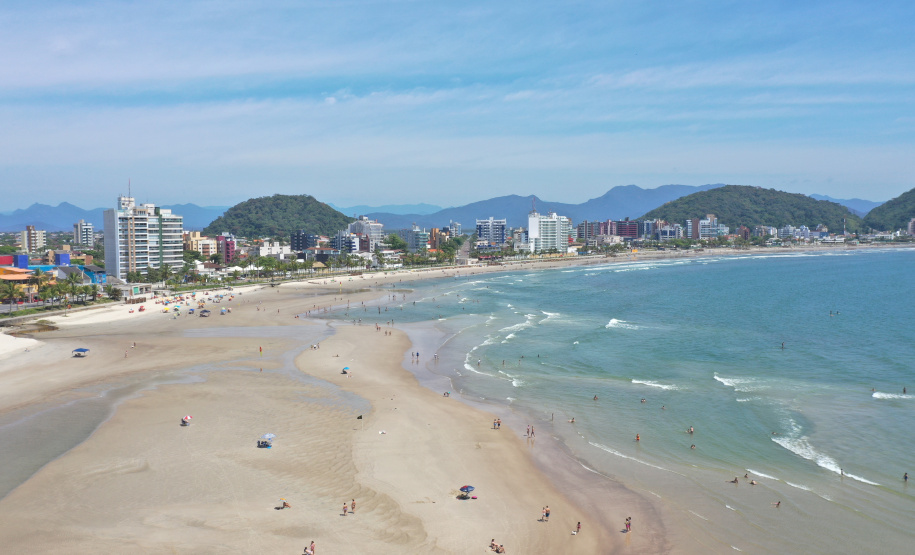 Tem praia, tem trilha, lugar para a família, cultura e aventura. Tem emoção, comida boa, rio e lagoa. Esse é um dos trechos da trilha sonora que embala a campanha de marketing da retomada do turismo no Paraná. Na foto, Guaratuba. Foto: Alessandro Vieira/AEN