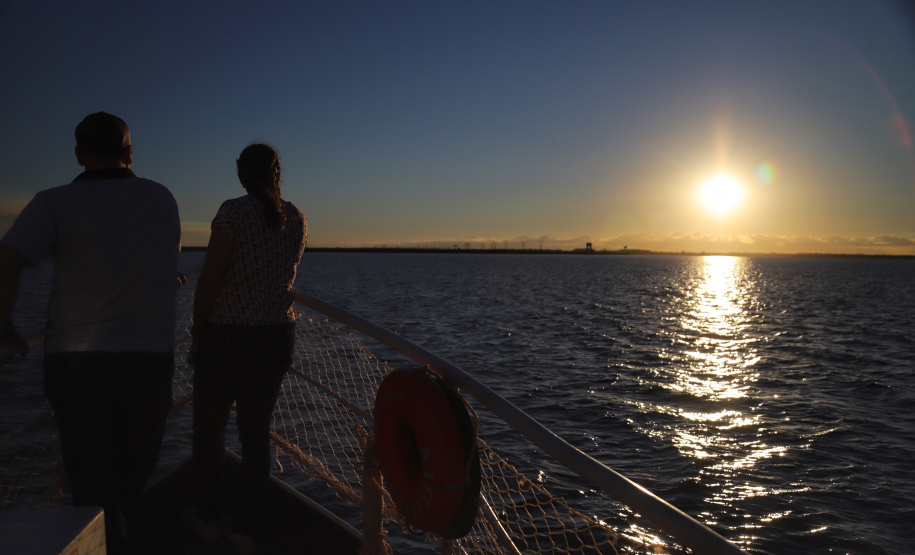 Tem praia, tem trilha, lugar para a família, cultura e aventura. Tem emoção, comida boa, rio e lagoa. Esse é um dos trechos da trilha sonora que embala a campanha de marketing da retomada do turismo no Paraná. - Nafoto, Foz do Iguaçu - Catamaran - Lago de Itaipu. Foto: José Fernando Ogura/AEN