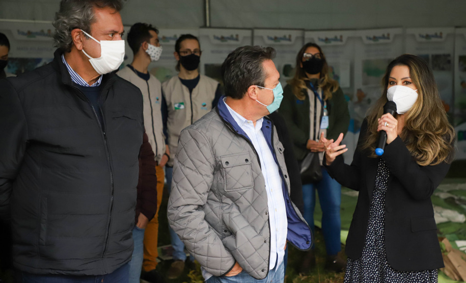 IAT A primeira-dama Luciana Saito Massa, que preside o Conselho de Ação Solidária, e o secretário de Desenvolvimento Sustentável e do Turismo, Márcio Nunes, participam  da distribuição de mudas da campanha Floresce Paraná.F oto: Ari Dias/AEN