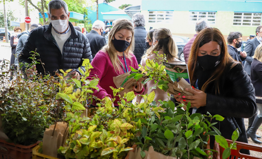 IAT A primeira-dama Luciana Saito Massa, que preside o Conselho de Ação Solidária, e o secretário de Desenvolvimento Sustentável e do Turismo, Márcio Nunes, participam  da distribuição de mudas da campanha Floresce Paraná.F oto: Ari Dias/AEN