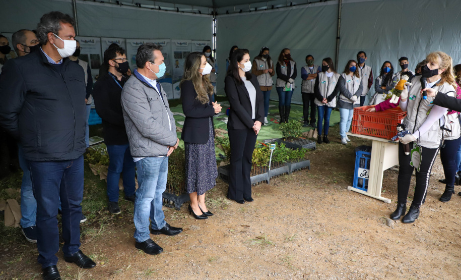 IAT A primeira-dama Luciana Saito Massa, que preside o Conselho de Ação Solidária, e o secretário de Desenvolvimento Sustentável e do Turismo, Márcio Nunes, participam  da distribuição de mudas da campanha Floresce Paraná.F oto: Ari Dias/AEN