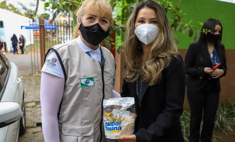 IAT A primeira-dama Luciana Saito Massa, que preside o Conselho de Ação Solidária, e o secretário de Desenvolvimento Sustentável e do Turismo, Márcio Nunes, participam  da distribuição de mudas da campanha Floresce Paraná.F oto: Ari Dias/AEN