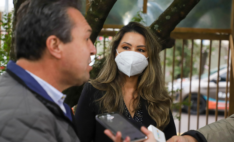 IAT A primeira-dama Luciana Saito Massa, que preside o Conselho de Ação Solidária, e o secretário de Desenvolvimento Sustentável e do Turismo, Márcio Nunes, participam  da distribuição de mudas da campanha Floresce Paraná.F oto: Ari Dias/AEN