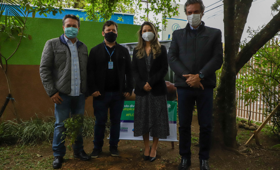 IAT A primeira-dama Luciana Saito Massa, que preside o Conselho de Ação Solidária, e o secretário de Desenvolvimento Sustentável e do Turismo, Márcio Nunes, participam  da distribuição de mudas da campanha Floresce Paraná.F oto: Ari Dias/AEN