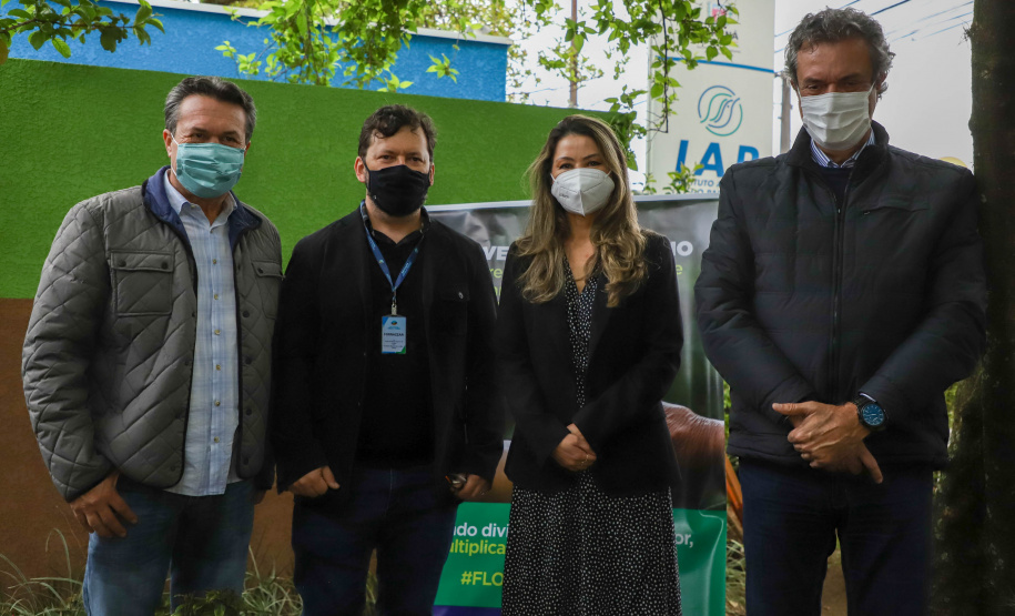 IAT A primeira-dama Luciana Saito Massa, que preside o Conselho de Ação Solidária, e o secretário de Desenvolvimento Sustentável e do Turismo, Márcio Nunes, participam  da distribuição de mudas da campanha Floresce Paraná.F oto: Ari Dias/AEN