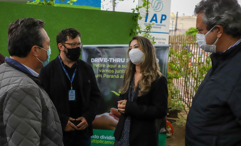 IAT A primeira-dama Luciana Saito Massa, que preside o Conselho de Ação Solidária, e o secretário de Desenvolvimento Sustentável e do Turismo, Márcio Nunes, participam  da distribuição de mudas da campanha Floresce Paraná.F oto: Ari Dias/AEN
