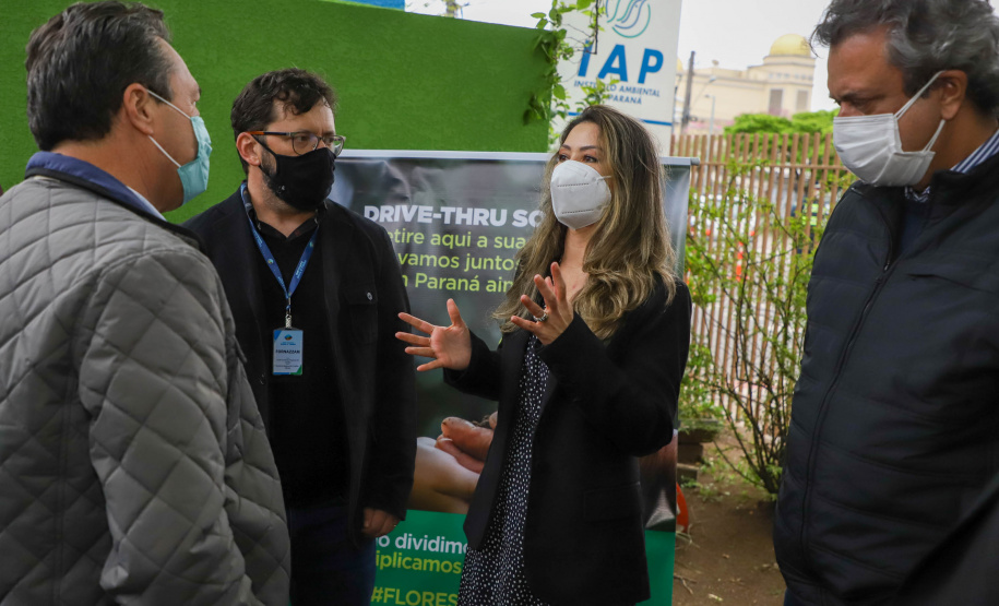 IAT A primeira-dama Luciana Saito Massa, que preside o Conselho de Ação Solidária, e o secretário de Desenvolvimento Sustentável e do Turismo, Márcio Nunes, participam  da distribuição de mudas da campanha Floresce Paraná.F oto: Ari Dias/AEN