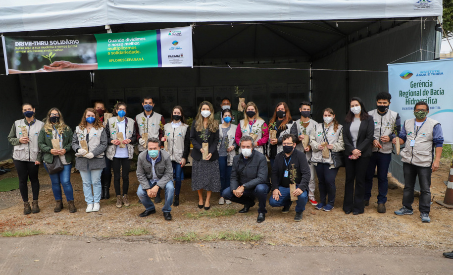 IAT A primeira-dama Luciana Saito Massa, que preside o Conselho de Ação Solidária, e o secretário de Desenvolvimento Sustentável e do Turismo, Márcio Nunes, participam  da distribuição de mudas da campanha Floresce Paraná.F oto: Ari Dias/AEN