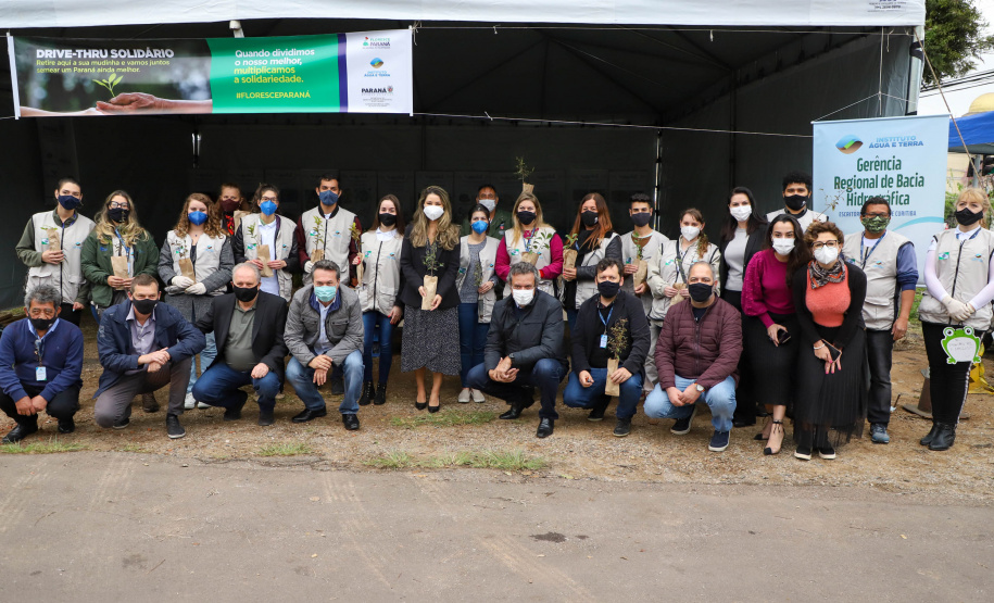 IAT A primeira-dama Luciana Saito Massa, que preside o Conselho de Ação Solidária, e o secretário de Desenvolvimento Sustentável e do Turismo, Márcio Nunes, participam  da distribuição de mudas da campanha Floresce Paraná.F oto: Ari Dias/AEN