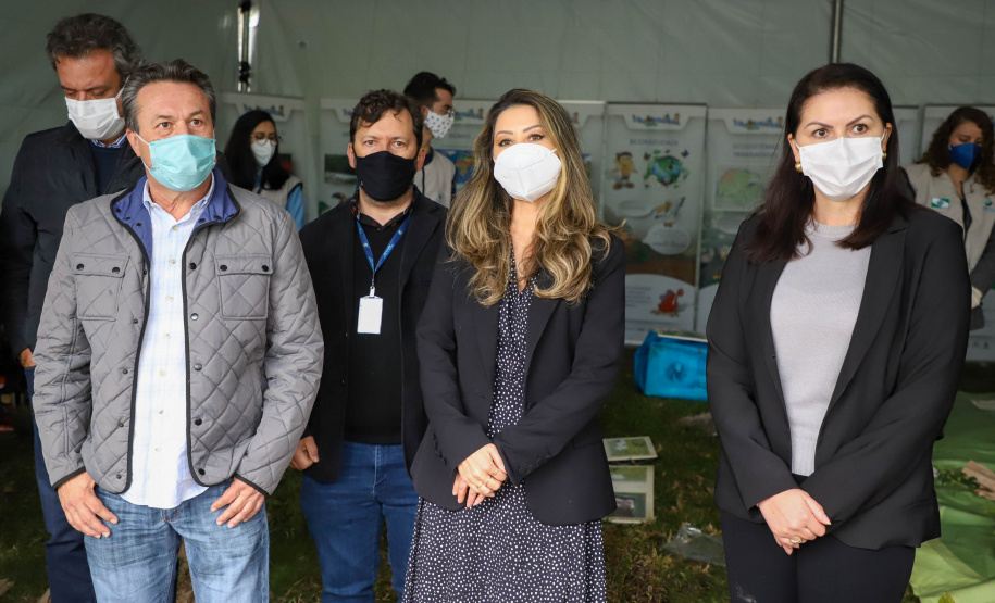 IAT A primeira-dama Luciana Saito Massa, que preside o Conselho de Ação Solidária, e o secretário de Desenvolvimento Sustentável e do Turismo, Márcio Nunes, participam  da distribuição de mudas da campanha Floresce Paraná.F oto: Ari Dias/AEN