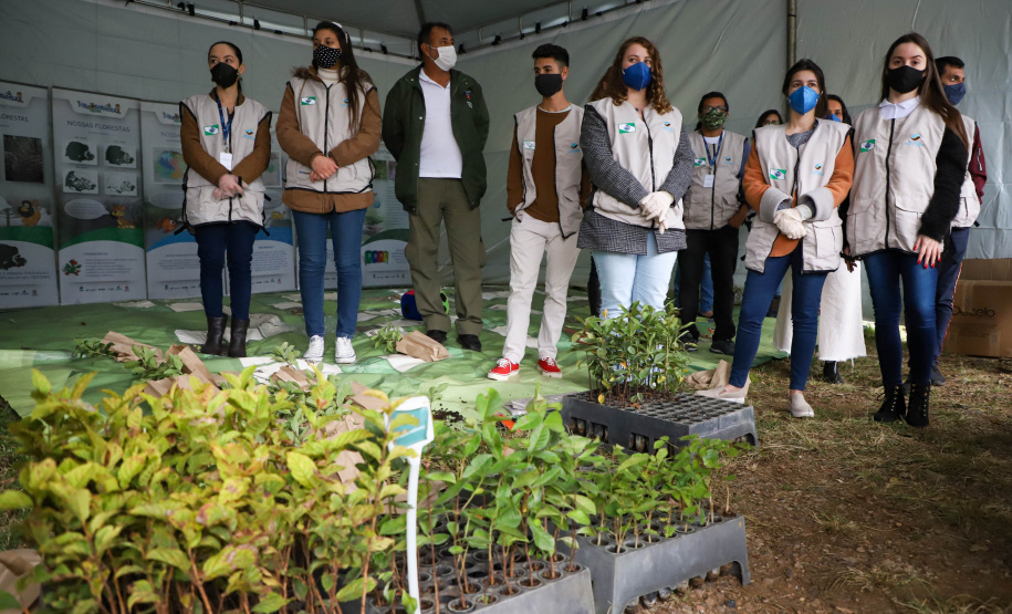 IAT A primeira-dama Luciana Saito Massa, que preside o Conselho de Ação Solidária, e o secretário de Desenvolvimento Sustentável e do Turismo, Márcio Nunes, participam  da distribuição de mudas da campanha Floresce Paraná.F oto: Ari Dias/AEN