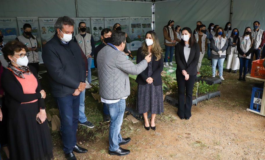 IAT A primeira-dama Luciana Saito Massa, que preside o Conselho de Ação Solidária, e o secretário de Desenvolvimento Sustentável e do Turismo, Márcio Nunes, participam  da distribuição de mudas da campanha Floresce Paraná.F oto: Ari Dias/AEN