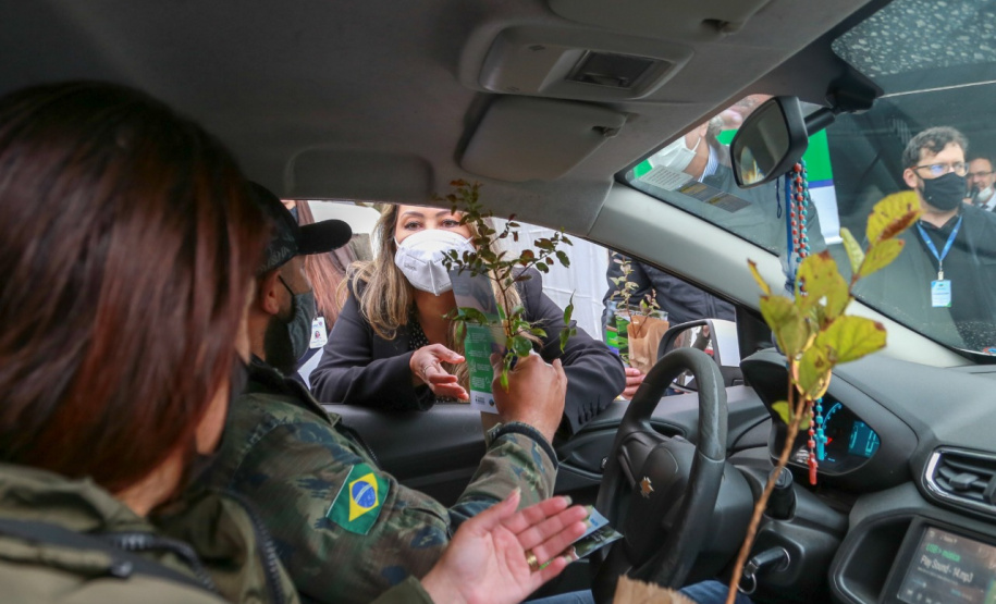 A primeira-dama Luciana Saito Massa, que preside o Conselho de Ação Solidária, e o secretário de Desenvolvimento Sustentável e do Turismo, Márcio Nunes, participam  da distribuição de mudas da campanha Floresce Paraná.F oto: Valdelino Pontes