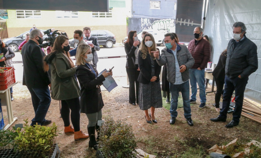 A primeira-dama Luciana Saito Massa, que preside o Conselho de Ação Solidária, e o secretário de Desenvolvimento Sustentável e do Turismo, Márcio Nunes, participam  da distribuição de mudas da campanha Floresce Paraná.F oto: Valdelino Pontes