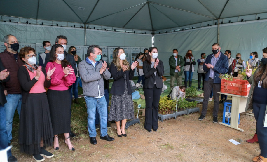 A primeira-dama Luciana Saito Massa, que preside o Conselho de Ação Solidária, e o secretário de Desenvolvimento Sustentável e do Turismo, Márcio Nunes, participam  da distribuição de mudas da campanha Floresce Paraná.F oto: Valdelino Pontes