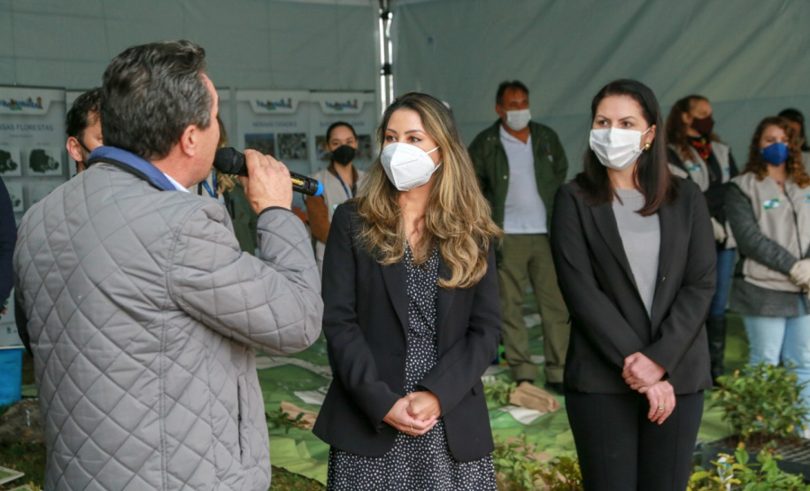 A primeira-dama Luciana Saito Massa, que preside o Conselho de Ação Solidária, e o secretário de Desenvolvimento Sustentável e do Turismo, Márcio Nunes, participam  da distribuição de mudas da campanha Floresce Paraná.F oto: Valdelino Pontes