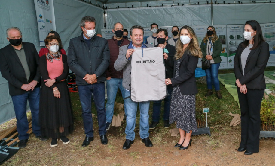 A primeira-dama Luciana Saito Massa, que preside o Conselho de Ação Solidária, e o secretário de Desenvolvimento Sustentável e do Turismo, Márcio Nunes, participam  da distribuição de mudas da campanha Floresce Paraná.F oto: Valdelino Pontes
