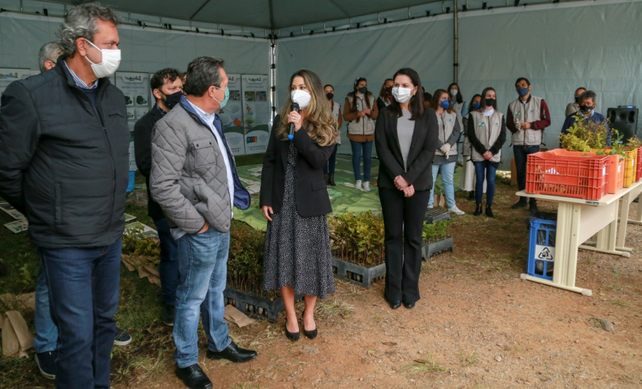 A primeira-dama Luciana Saito Massa, que preside o Conselho de Ação Solidária, e o secretário de Desenvolvimento Sustentável e do Turismo, Márcio Nunes, participam  da distribuição de mudas da campanha Floresce Paraná.F oto: Valdelino Pontes