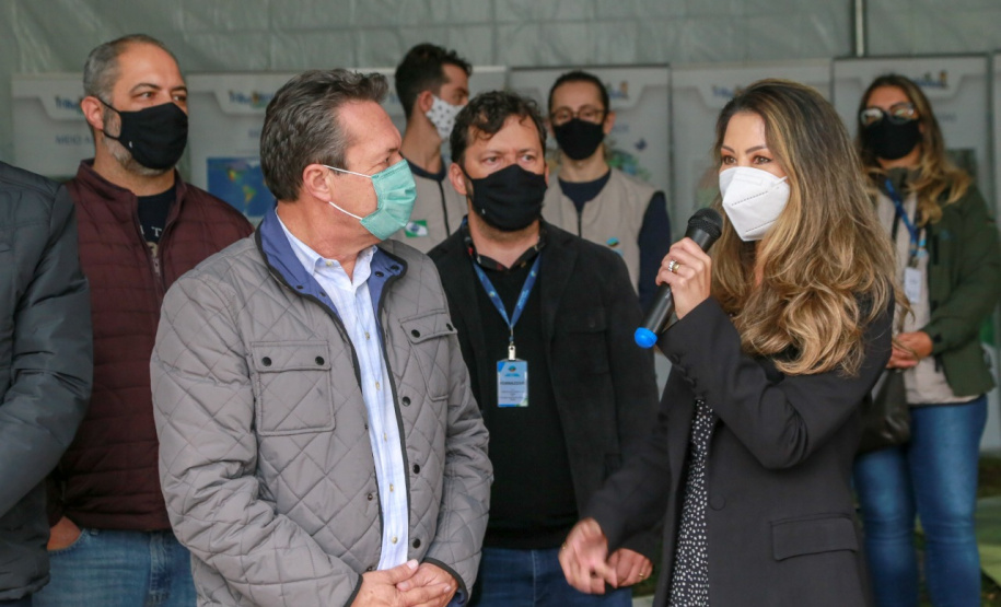 A primeira-dama Luciana Saito Massa, que preside o Conselho de Ação Solidária, e o secretário de Desenvolvimento Sustentável e do Turismo, Márcio Nunes, participam  da distribuição de mudas da campanha Floresce Paraná.F oto: Valdelino Pontes