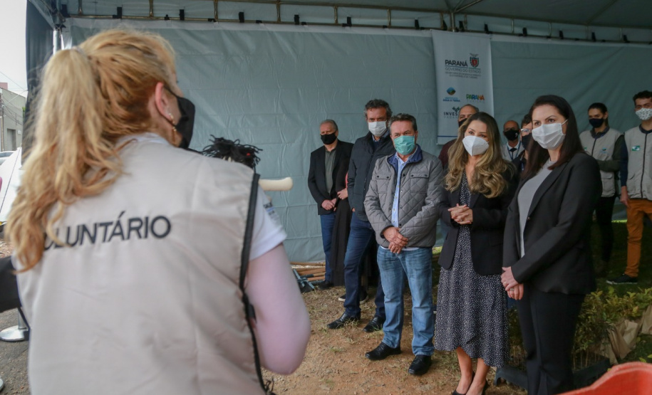 A primeira-dama Luciana Saito Massa, que preside o Conselho de Ação Solidária, e o secretário de Desenvolvimento Sustentável e do Turismo, Márcio Nunes, participam  da distribuição de mudas da campanha Floresce Paraná.F oto: Valdelino Pontes