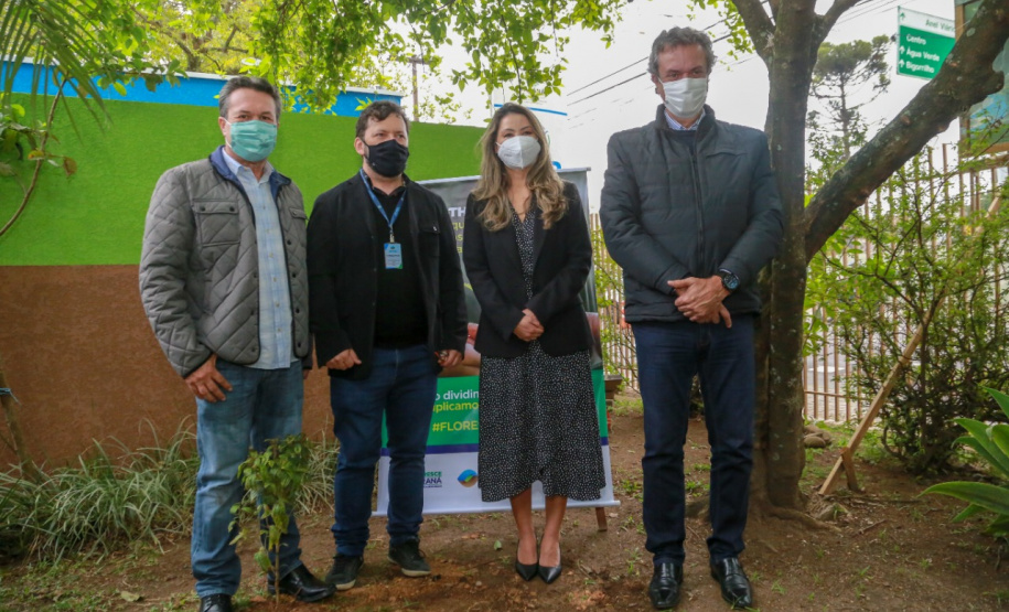 A primeira-dama Luciana Saito Massa, que preside o Conselho de Ação Solidária, e o secretário de Desenvolvimento Sustentável e do Turismo, Márcio Nunes, participam  da distribuição de mudas da campanha Floresce Paraná.F oto: Valdelino Pontes