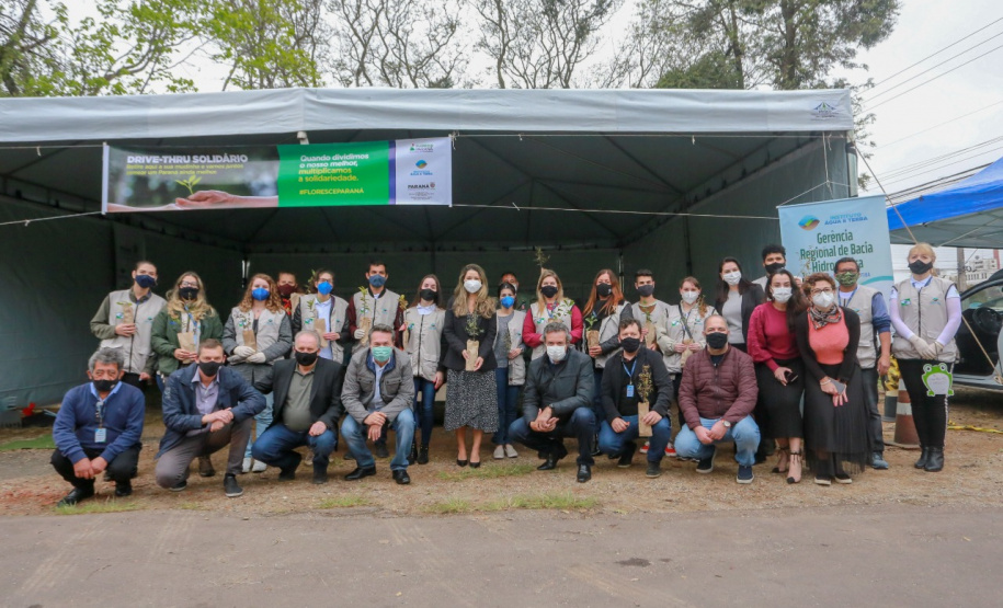 A primeira-dama Luciana Saito Massa, que preside o Conselho de Ação Solidária, e o secretário de Desenvolvimento Sustentável e do Turismo, Márcio Nunes, participam  da distribuição de mudas da campanha Floresce Paraná.F oto: Valdelino Pontes