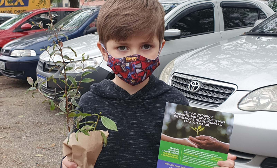 Os participantes da ação desta sexta-feira (27) se tornaram voluntários do meio ambiente. “Vou colocar semente, num baldinho, enterrar e regar”, disse Henrico de apenas seis anos. Foto:SEDEST