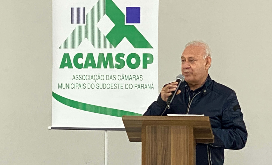 O Governo do Estado tem a disposição de fortalecer parcerias para garantir investimentos nos municípios. A estratégia do governo foi confirmada chefe da Casa Civil, Guto Silva, neste sábado (28), em Verê, durante o Primeiro Encontro Legislativo da Associação das Câmaras Municipais do Sudoeste do Paraná (Acamsop), entidade que reúne os legislativos municipais de 22 das 42 cidades da região. José Fernando Ogura/AEN