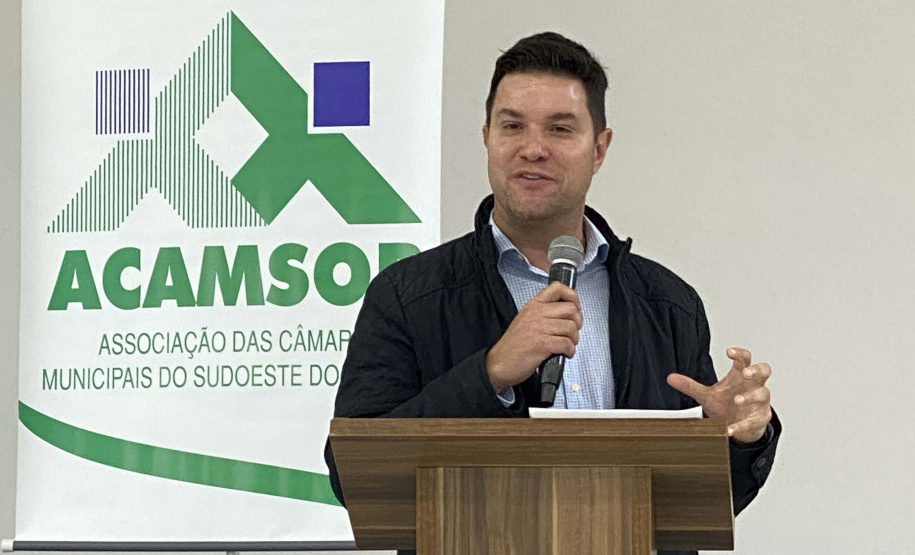 O Governo do Estado tem a disposição de fortalecer parcerias para garantir investimentos nos municípios. A estratégia do governo foi confirmada chefe da Casa Civil, Guto Silva, neste sábado (28), em Verê, durante o Primeiro Encontro Legislativo da Associação das Câmaras Municipais do Sudoeste do Paraná (Acamsop), entidade que reúne os legislativos municipais de 22 das 42 cidades da região. José Fernando Ogura/AEN