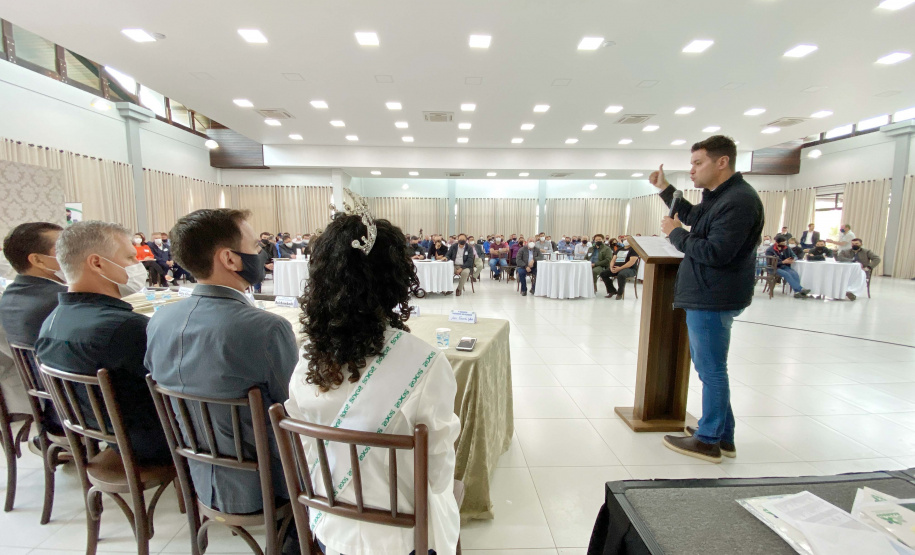 O Governo do Estado tem a disposição de fortalecer parcerias para garantir investimentos nos municípios. A estratégia do governo foi confirmada chefe da Casa Civil, Guto Silva, neste sábado (28), em Verê, durante o Primeiro Encontro Legislativo da Associação das Câmaras Municipais do Sudoeste do Paraná (Acamsop), entidade que reúne os legislativos municipais de 22 das 42 cidades da região. José Fernando Ogura/AEN