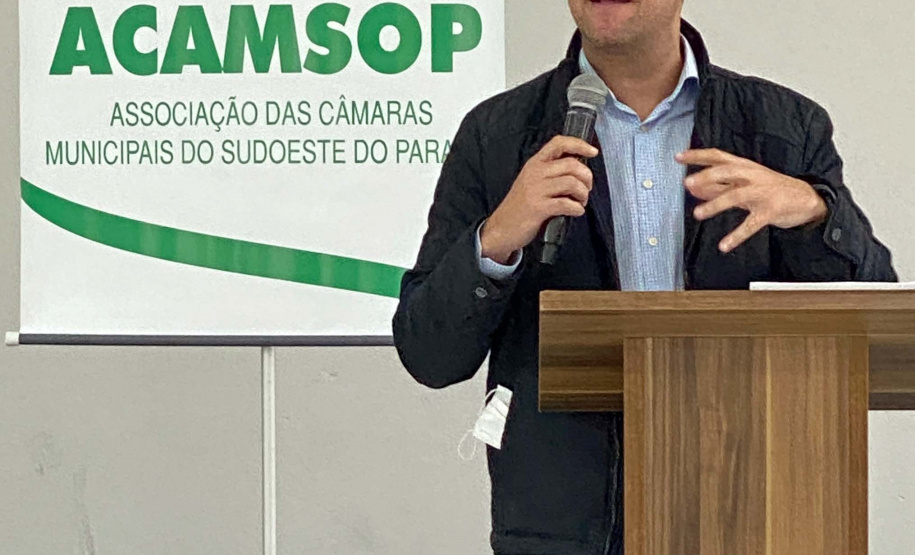 O Governo do Estado tem a disposição de fortalecer parcerias para garantir investimentos nos municípios. A estratégia do governo foi confirmada chefe da Casa Civil, Guto Silva, neste sábado (28), em Verê, durante o Primeiro Encontro Legislativo da Associação das Câmaras Municipais do Sudoeste do Paraná (Acamsop), entidade que reúne os legislativos municipais de 22 das 42 cidades da região. José Fernando Ogura/AEN