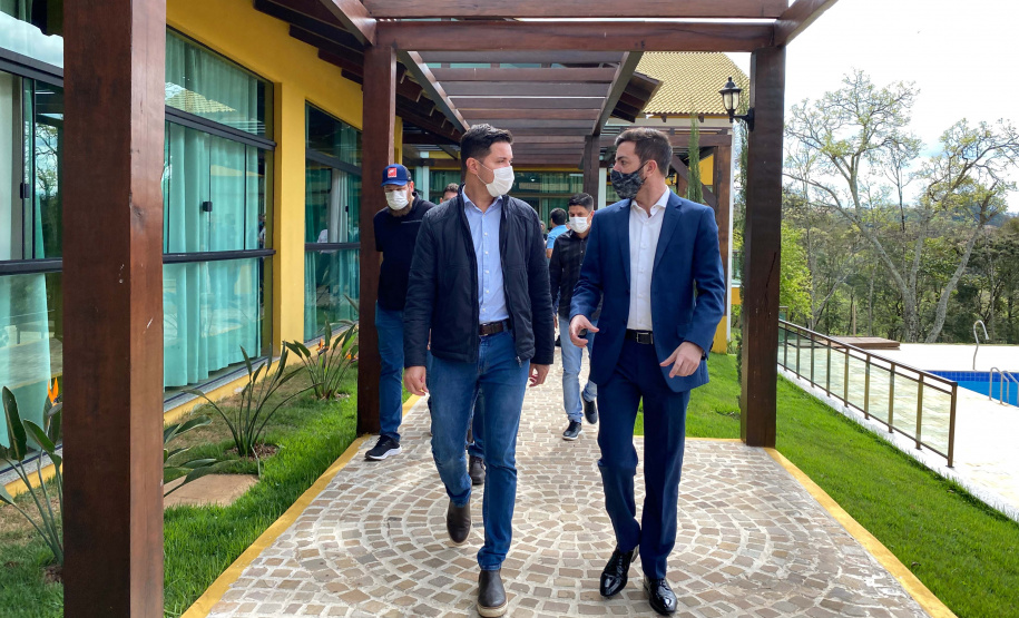 O Governo do Estado tem a disposição de fortalecer parcerias para garantir investimentos nos municípios. A estratégia do governo foi confirmada chefe da Casa Civil, Guto Silva, neste sábado (28), em Verê, durante o Primeiro Encontro Legislativo da Associação das Câmaras Municipais do Sudoeste do Paraná (Acamsop), entidade que reúne os legislativos municipais de 22 das 42 cidades da região. José Fernando Ogura/AEN